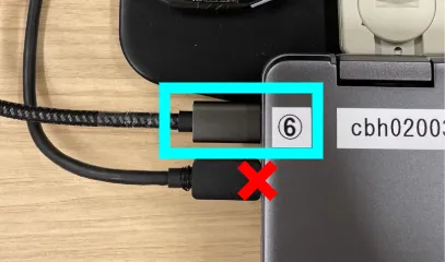 ドックから延びている方のケーブルを外してください．